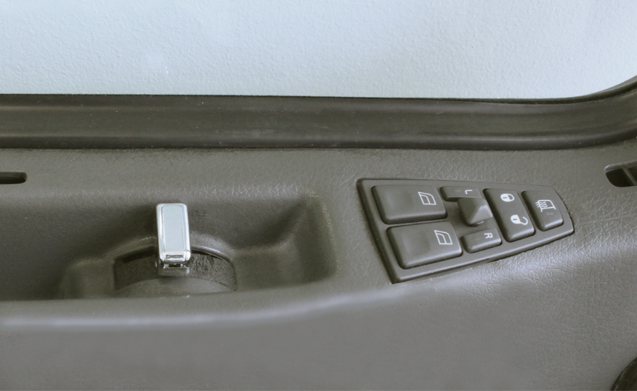 Volvo - Chrome Plastic Interior Door Handle Knobs (Pair)